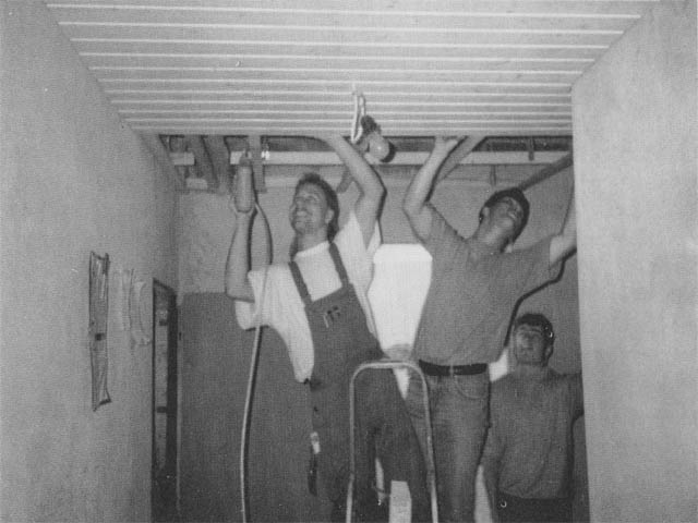 Anbringen der Holzdecke im Gang fghj